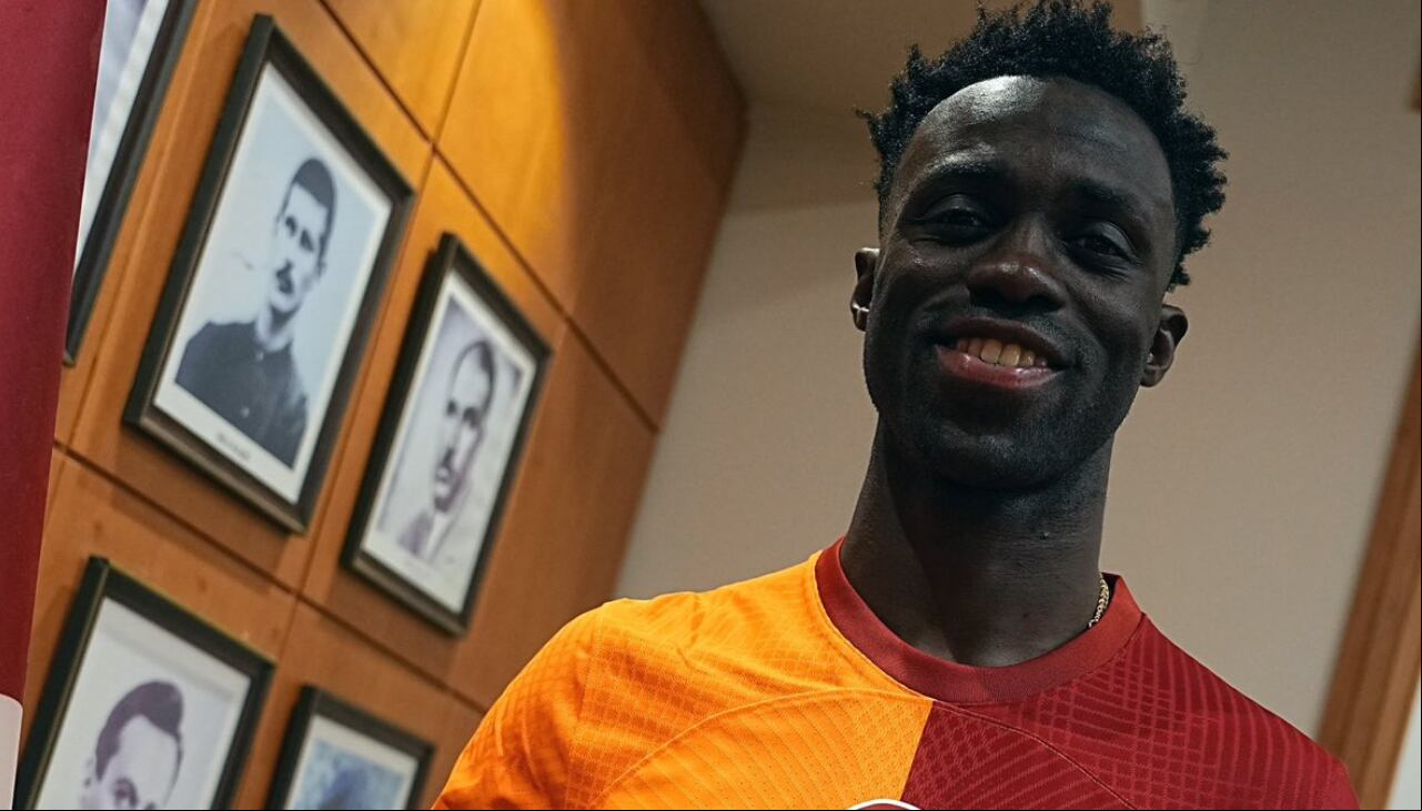 Davinson Sánchez vistiendo los colores del Galatasaray
