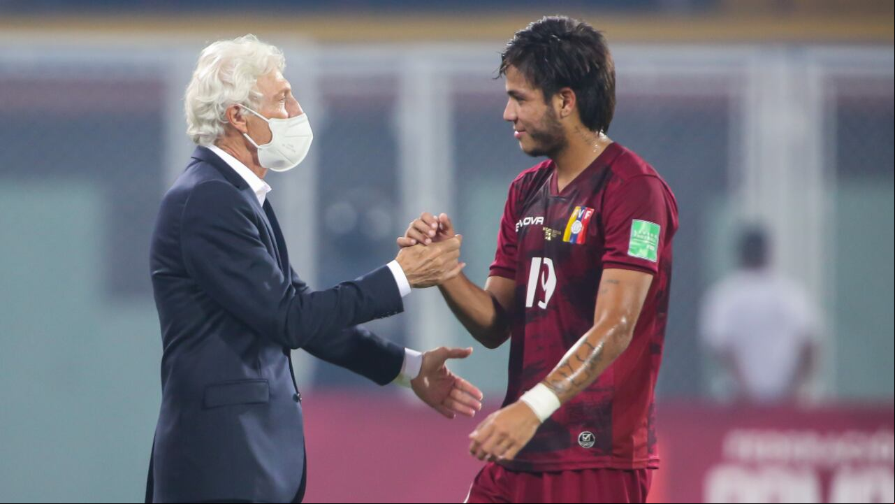 BARINAS, VENEZUELA - JANUARY 28: Jose Pekerman coach of Venezuela shakes hands with Telasco Segovia of Venezuela after a match between Venezuela and Bolivia as part of FIFA World Cup Qatar 2022 Qualifiers at Agustin Tovar Stadium on January 28, 2022 in Barinas, Venezuela. (Photo by Getty Images/Edilzon Gamez)