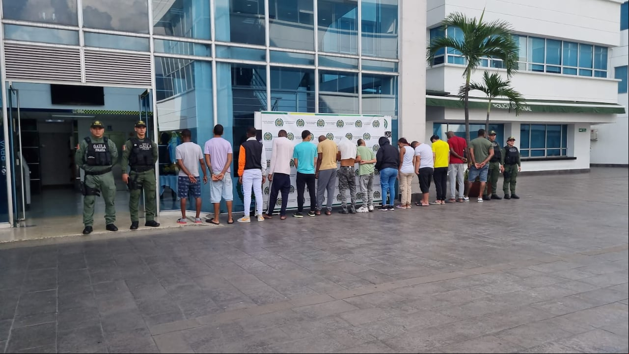 16 diligencias de allanamiento en las Comunas 10, 11, 13, 15, 18 y 21 de Cali permitieron la materialización de 13 órdenes de captura, contra 11 hombres y dos mujeres presuntos integrantes de esta estructura criminal.