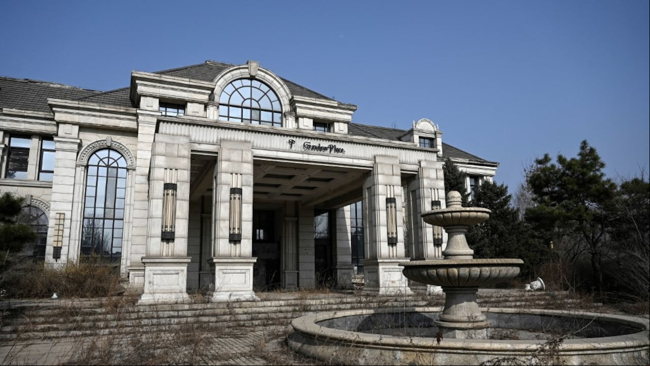 Villas desiertas en un suburbio de Shenyang, en la provincia nororiental china de Liaoning. La industria inmobiliaria de China creció a la velocidad del rayo desde finales de los 90 y fue un componente importante de la expansión económica acelerada del país. (Photo by Jade GAO / AFP) / TO GO WITH China-economy-housing-Shenyang, SCENE by Matthew WALSH
