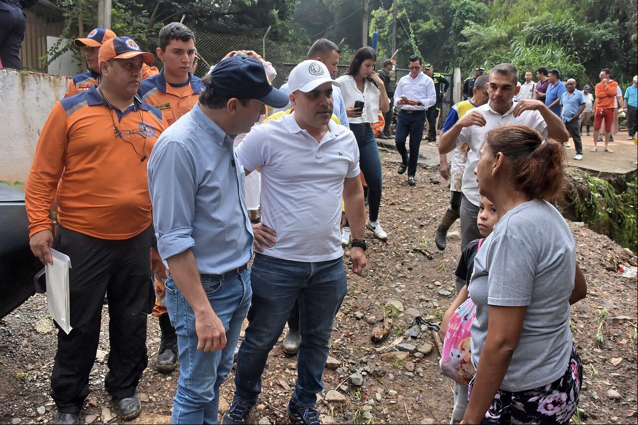El Alcalde de la ciudad Alejandro Eder estuvo en diferentes puntos, revisando los daños ocasionados por las fuertes lluvias del pasado miércoles en Santiago de Cali.
