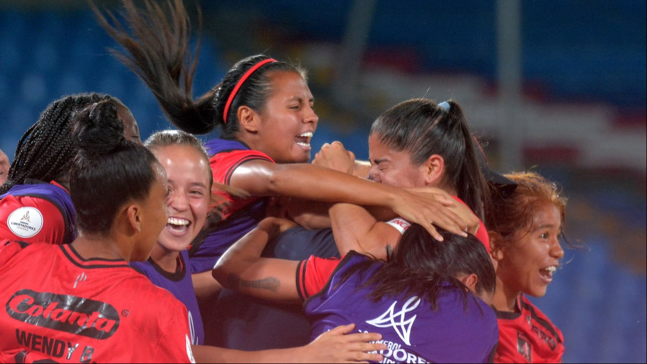 América pierde 4 a 2 contra el Internacional de Porto Alegre, en la Copa Libertadores Femenino. Tristeza de jugadoras del América de Cali ante la derrota.