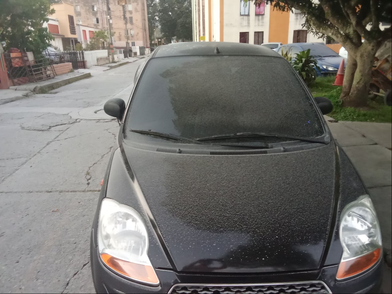 Este fenómeno natural sorprendió a los habitantes de Popayán en la mañana de este lunes 20 de enero, luego gran cantidad de ceniza cayera durante gran parte de la madrugada.