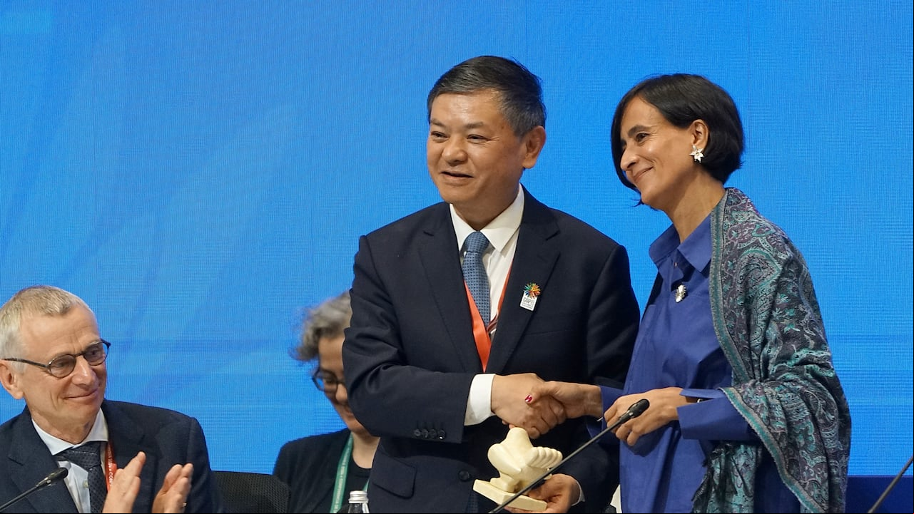 Ministra de Ambiente, Susana Muhamad, recibió la presidencia de la COP de manos de China. Foto Jorge Orozco / El País.