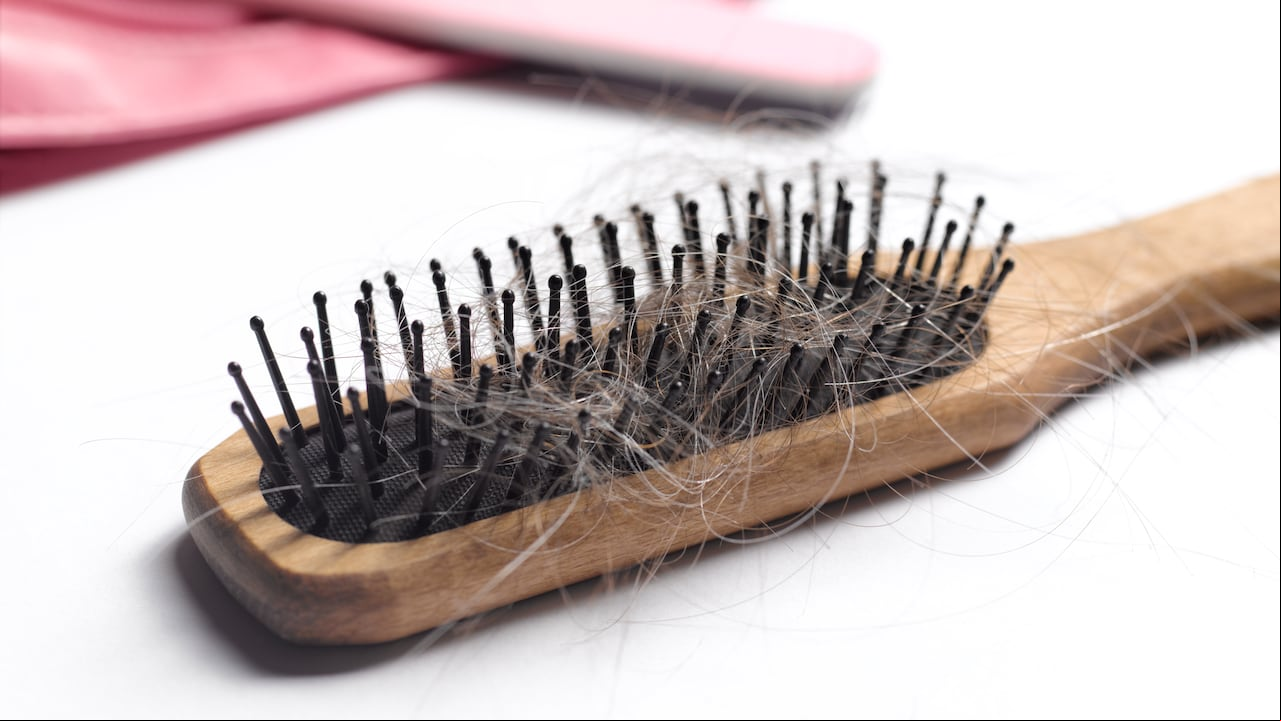 Así de fácil puede limpiar su cepillo del pelo.