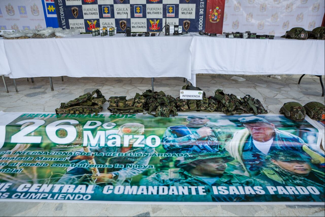 También incautaron varias pancartas alusivas a las disidencias de las Farc, las cuales ahora buscan controlar varios municipios de los departamentos de Huila y Tolima.