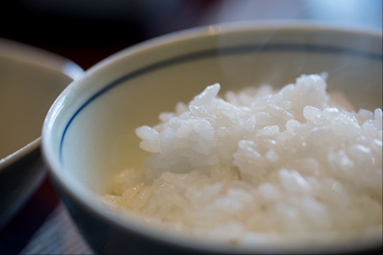 El arroz es un grano que se cultiva ampliamente en todo el mundo y se conoce en diferentes variedades.