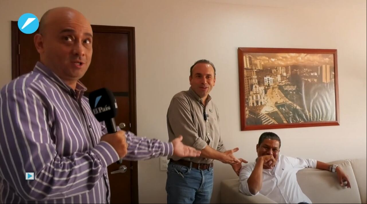 Alexander Durán esperando al alcalde en la antesala a su despacho, mientras el equipo de El País conocía cada rincón del lugar.