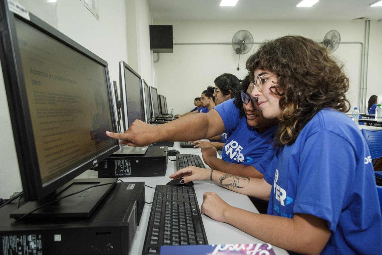 El programa se presenta como una oportunidad de formación intensiva en tecnologías digitales, bootcamps, una modalidad de aprendizaje que ha resultado eficaz para conectar el talento de jóvenes con un primer empleo en el sector de Tecnologías de la Información.