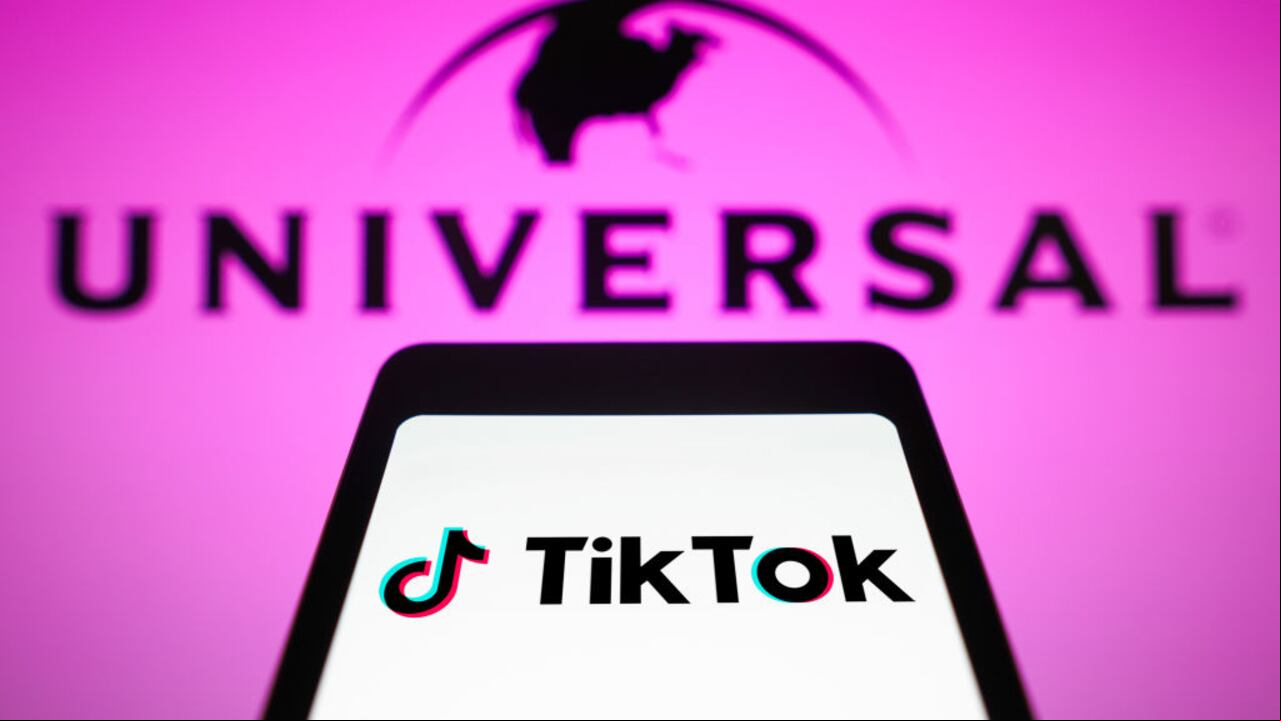 Se intensifica el conflicto entre TikTok y Universal Music Group mientras luchan por resolver diferencias sobre derechos de autor y el uso de la inteligencia artificial en la plataforma de redes sociales.
