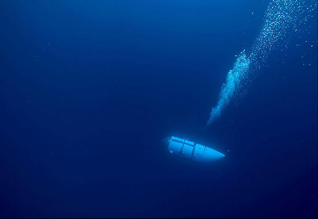 Esta imagen sin fecha, cortesía de OceanGate Expeditions, muestra su sumergible Titán durante un descenso