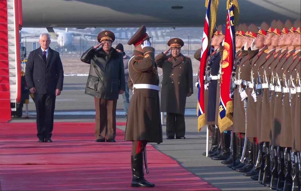 El ministro de Defensa ruso, Andréi Beloúsov (izq.), inspeccionando la guardia de honor a su llegada a un aeropuerto en Pyongyang.