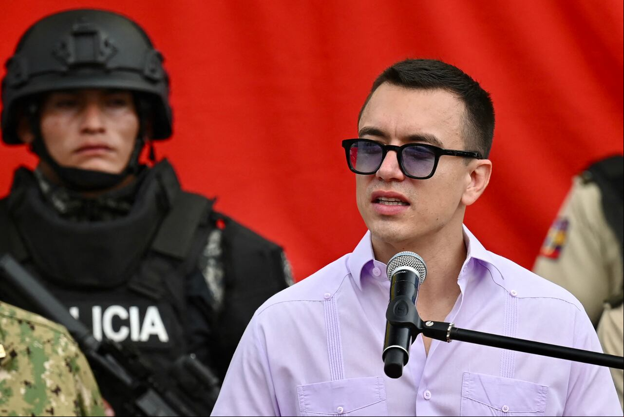 El presidente ecuatoriano Daniel Noboa habla durante una ceremonia de entrega de rifles a la Policía Nacional en la Unidad de Vigilancia Comunitaria en Durán, Ecuador, el 6 de agosto de 2024. Noboa entregó 1752 rifles 5.56 y 30 rifles de alta precisión a de la Policía Nacional como parte del plan de combate a la delincuencia en Guayaquil y Durán. (Foto de Marcos PIN/AFP)