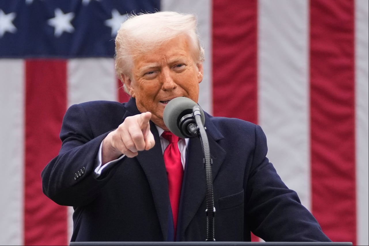 El presidente Donald Trump habla durante un evento para anunciar nuevos aranceles en el jardín de rosas de la Casa Blanca.