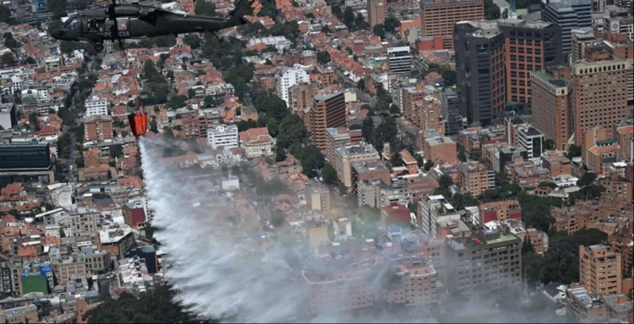 Grandes descargas de agua se han hecho para tratar de controlar los incendios.