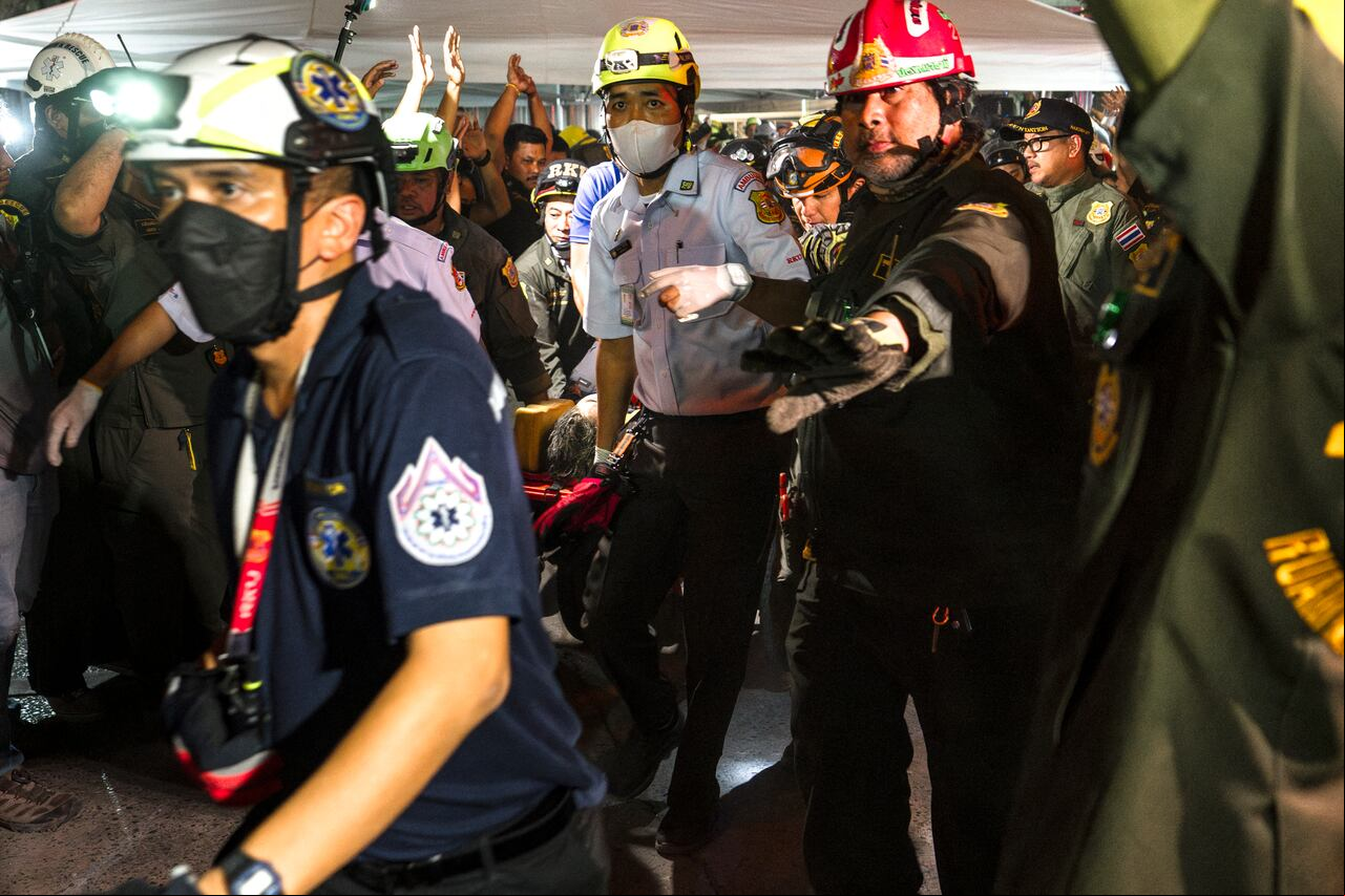 Los organismos de socorro ayudan en el rescate de los múltiples lesionados.