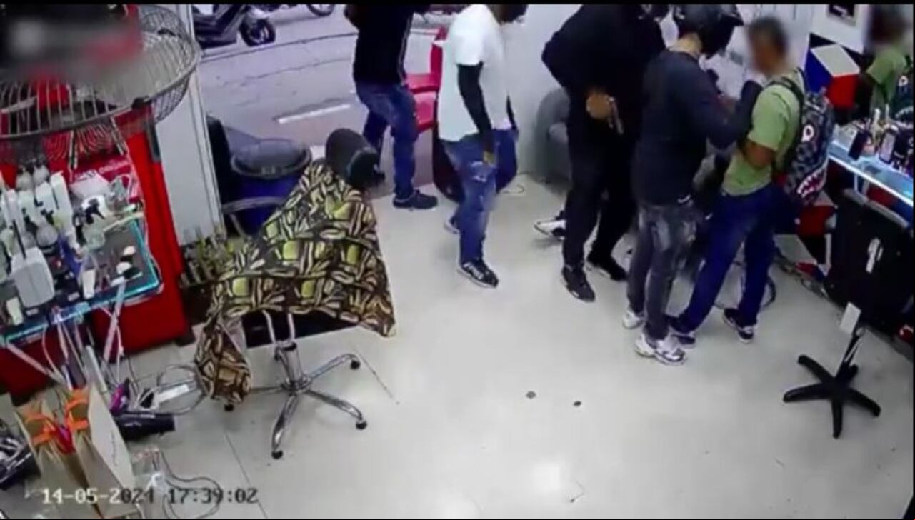 El momento del hurto quedó registrado por una cámara de seguridad del lugar.