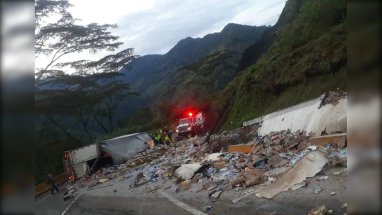 Un camión se volcó en la vía