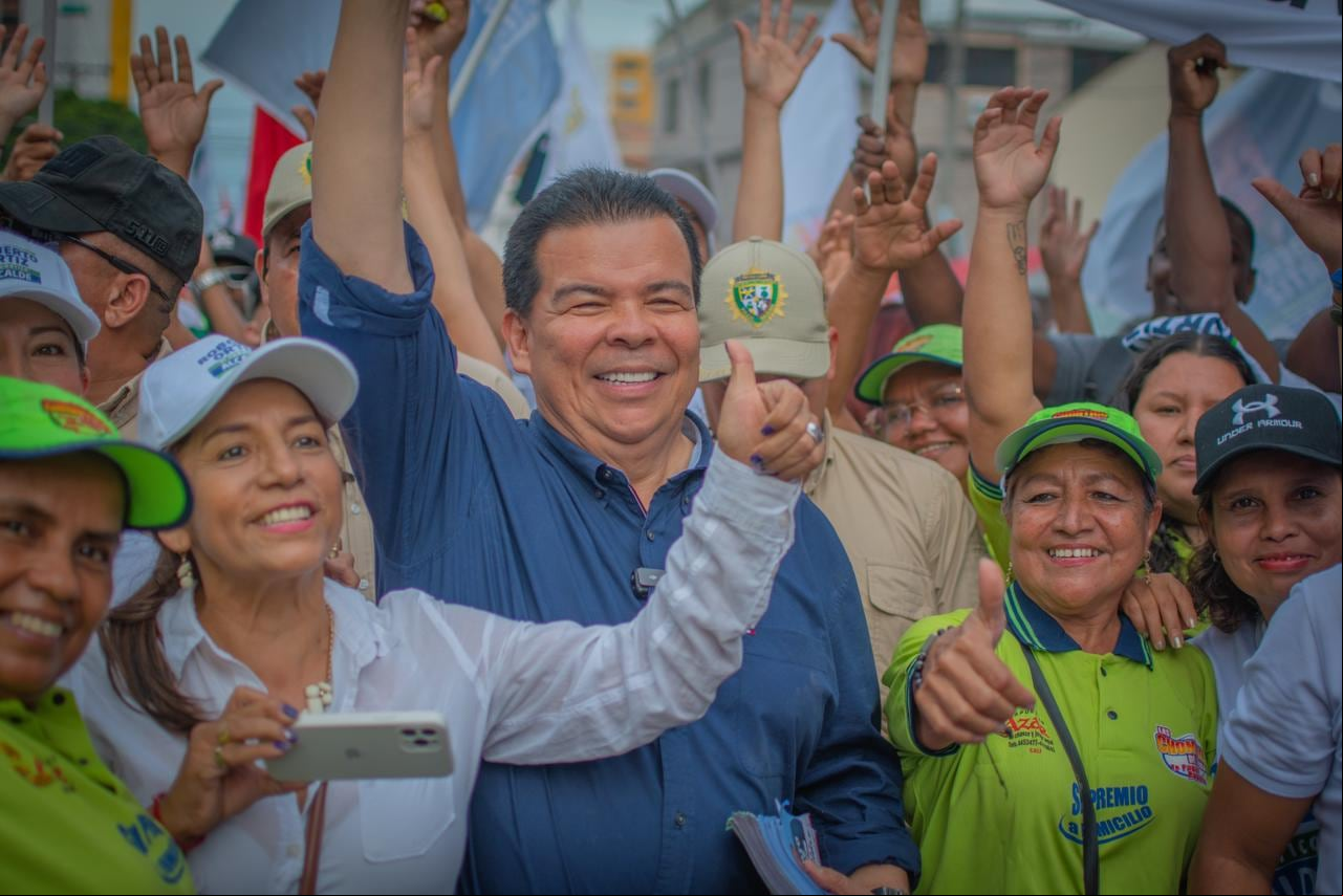 El candidato hizo su última caminata en las calles de Cali.