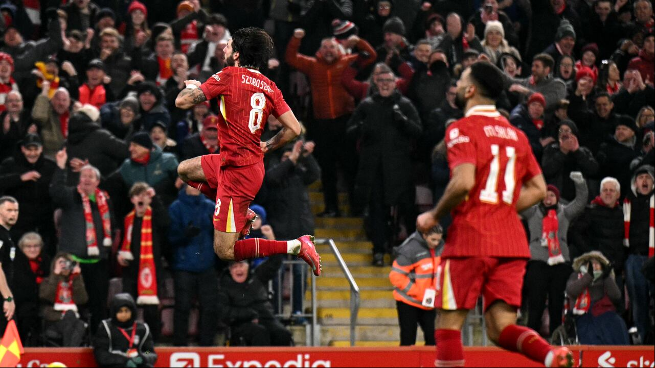 El centrocampista húngaro del Liverpool #08 Dominik Szoboszlai celebra el tercer gol del equipo durante el partido de vuelta de la semifinal de la Copa de la Liga inglesa.