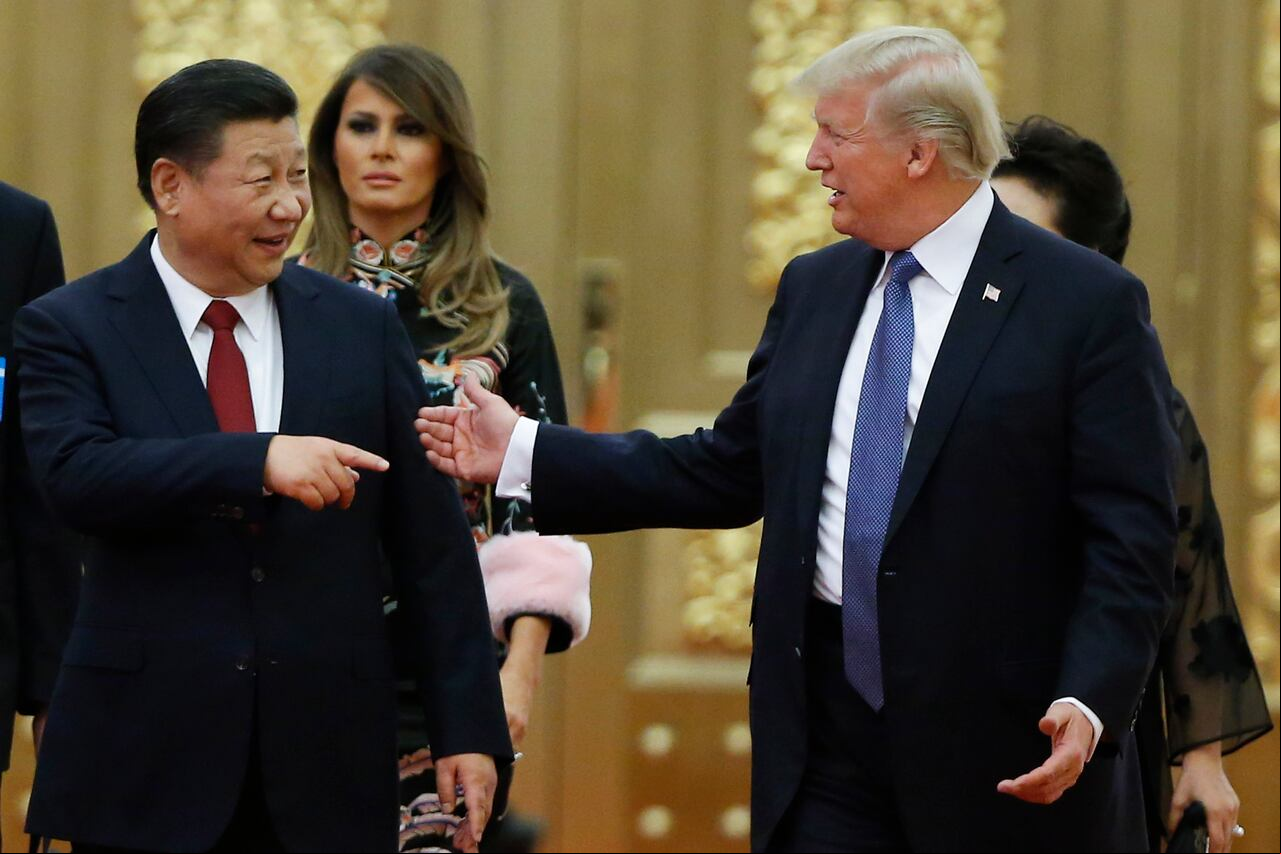 El presidente estadounidense Donald Trump y el presidente chino Xi Jinping llegan a una cena de estado en el Gran Salón del Pueblo el 9 de noviembre de 2017 en Beijing, China. Trump está en un viaje de 10 días a Asia. (Foto de Thomas Peter - Piscina/Getty Images)