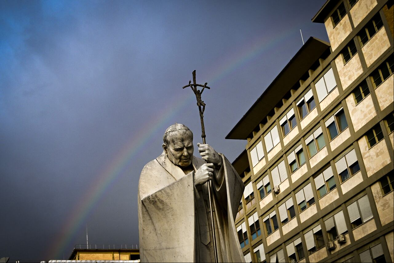 El papa ingresó el viernes en el hospital Gemelli de Roma, inicialmente por una bronquitis, y sus compromisos fueron anulados hasta este fin de semana.