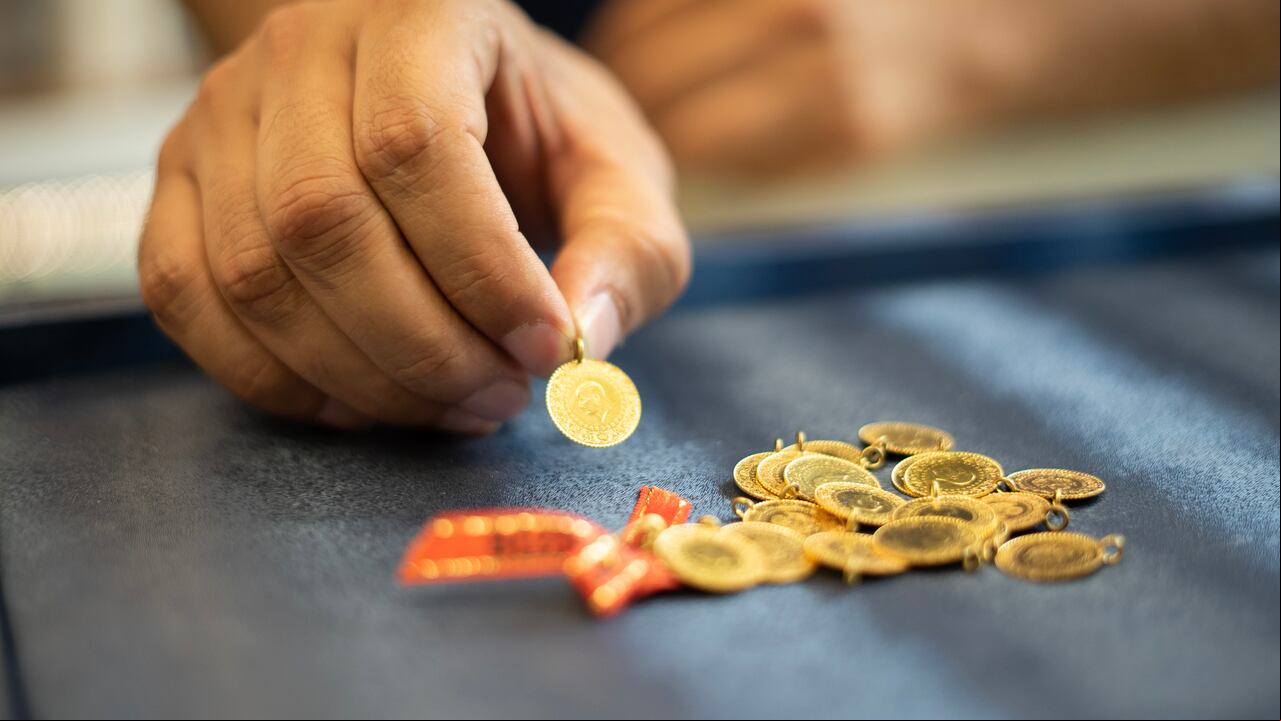 Desde las joyas más preciadas hasta los lingotes de inversión, el oro se presenta en diversas formas y purezas. ¿Cuál es la clave para desentrañar este enigma dorado?