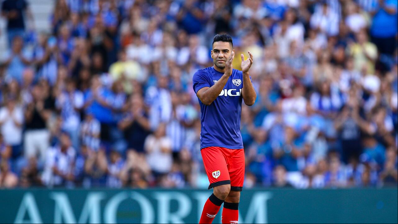 OPORTO, PORTUGAL - 29 DE JULIO: Radamel Falcao del Rayo Vallecano antes del partido amistoso de pretemporada entre el FC Porto y el Rayo Vallecano en el Estadio do Dragao el 29 de julio de 2023 en Oporto, Portugal. (Foto de Diogo Cardoso/Getty Images)