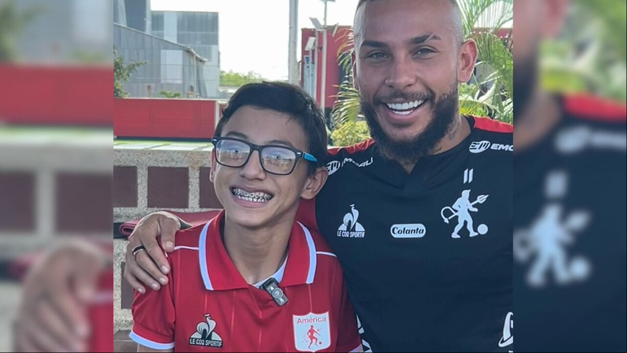 Juan Sebastián junto al futbolista Duván Vergara.