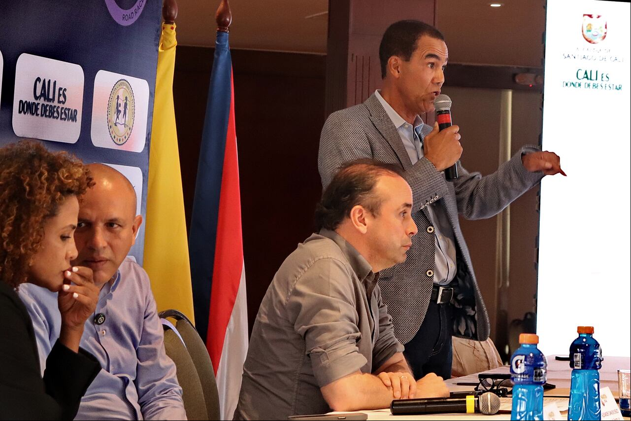 El alcalde Alejandro Eder encabezó el lanzamiento de la Maratón de Cali 42 K. La leyenda del atletismo Pedro Grajales estuvo presente.