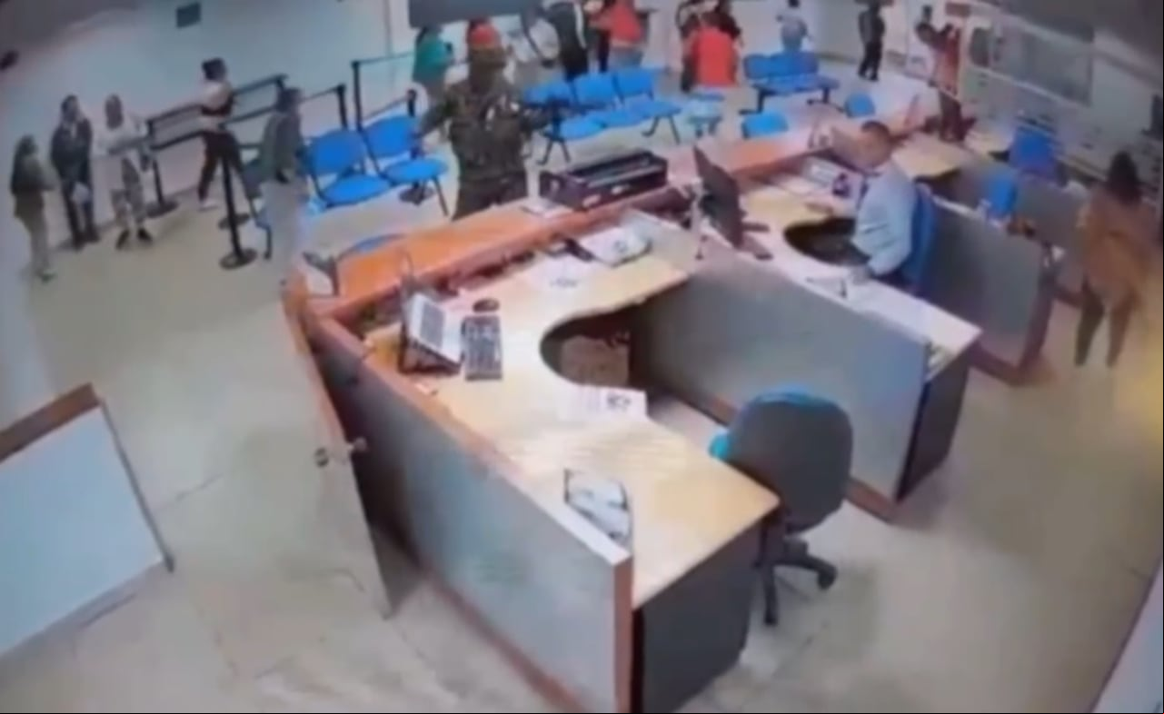 Este asalto al banco Agrario se registró en la mañana de este martes 8 de octubre cuando más de 150 disidentes de las Farc llegaron hasta el casco urbano de Corinto para ejecutar este hecho delictivo.