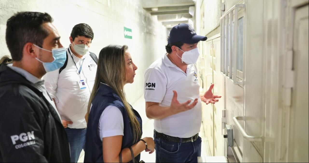 Procurador delegado, Javier Sarmiento, y su equipo en cárcel de Tuluá.