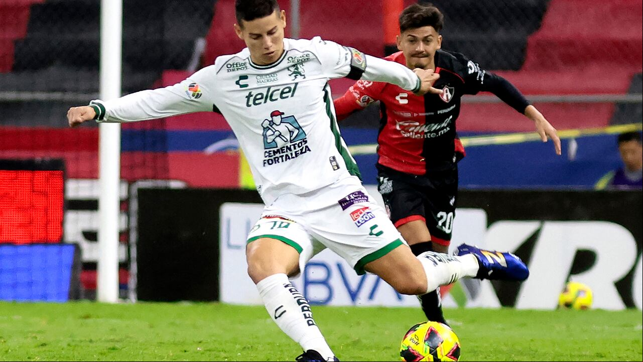 Atlas' Paraguayan forward #20 Diego Gonz�lez (R) and Leon's Colombian midfielder #10 James Rodr�guez fight for the ball during the Liga MX Clausura football match between Atlas and Leon at the Jalisco Stadium in Guadalajara, Jalisco State, Mexico on January 18, 2025. (Photo by ULISES RUIZ / AFP)