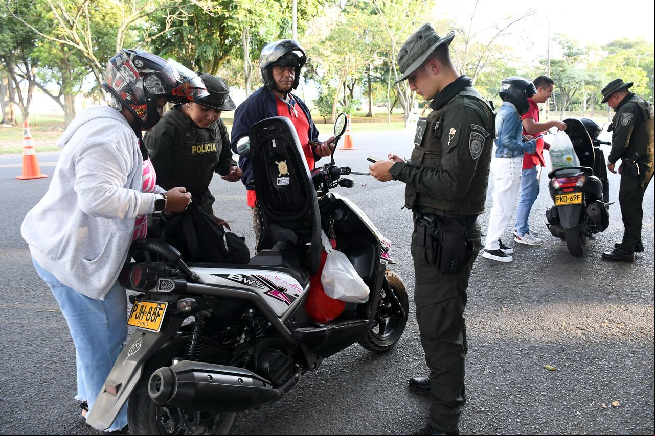 Tuluá: Situación de orden público en Tuluá. Consejo de Seguridad, comandante de la Policía General William René Salamanca Ramírez. Junto alcalde de Tuluá, Gustavo Vélez. foto José L Guzmán. El País