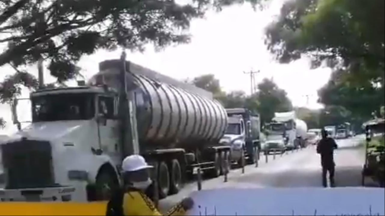 La comunidad cerró una de las calzadas de la vía.