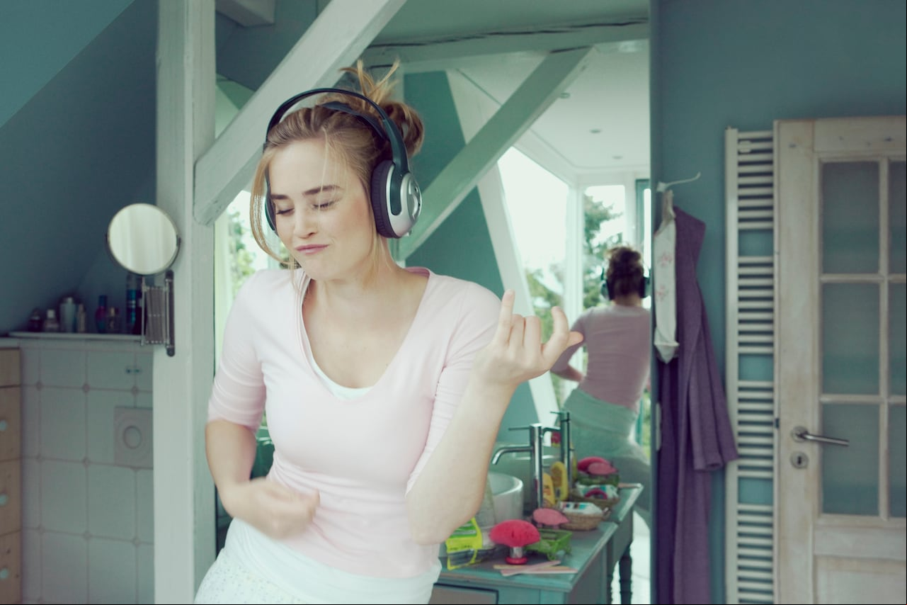 Escuchar música.