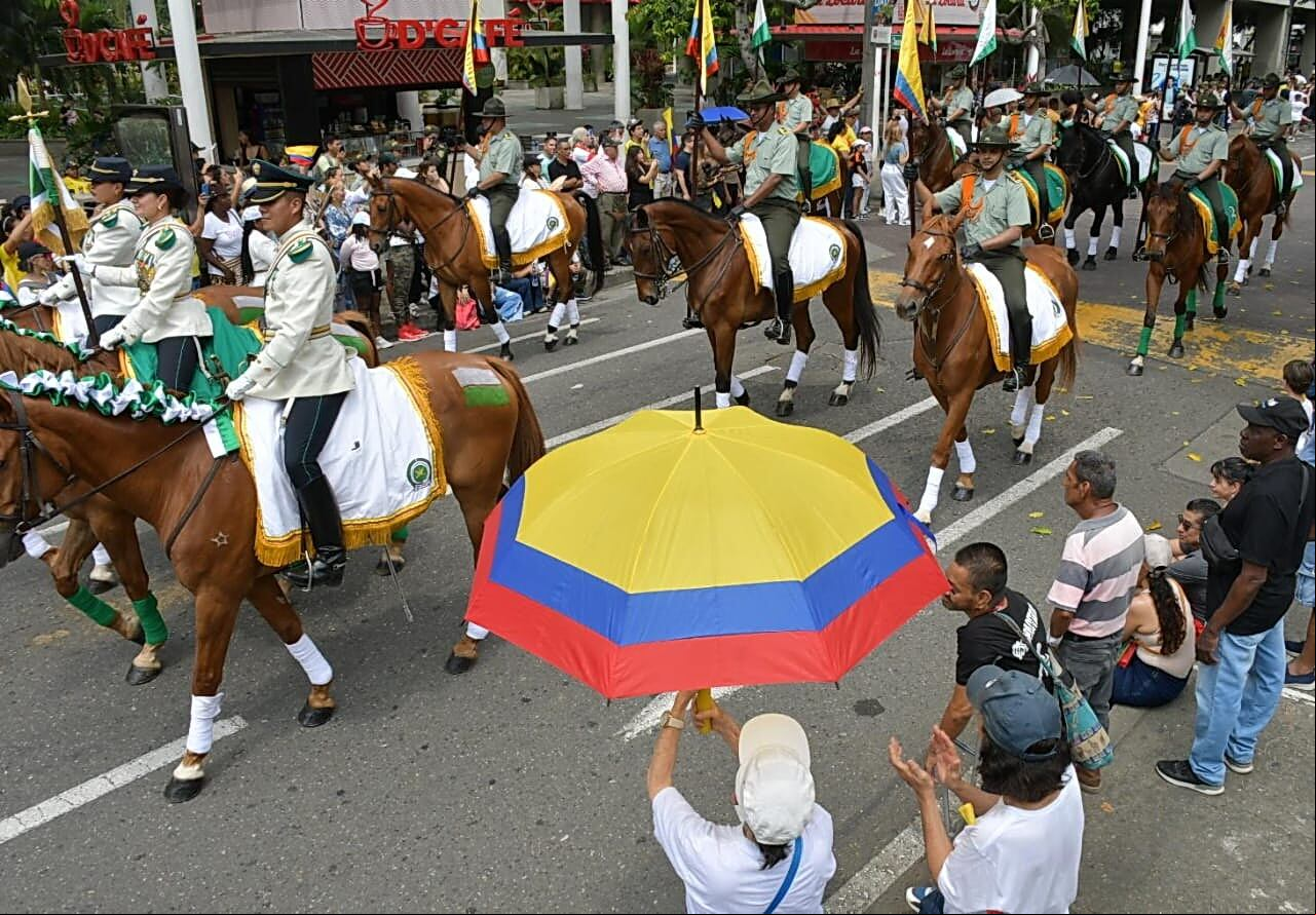Cali: Desfile militar del 20 de julio en Cali. Foto Raúl Palacios.