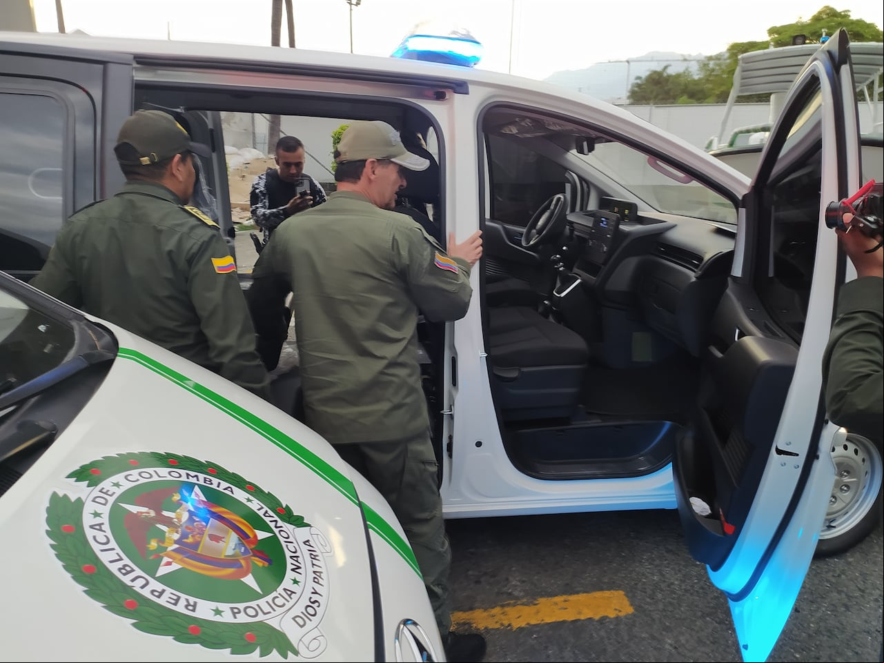 El Director General de la Policía, William Salamanca, realizó una visita al comando de la Policía Metropolitana de la capital del Valle, para verificar el nuevo parque automotor. Estos vehículos servirán para robustecer la seguridad en Cali durante la realización de la COP 16. Foto Jorge Orozco / El País