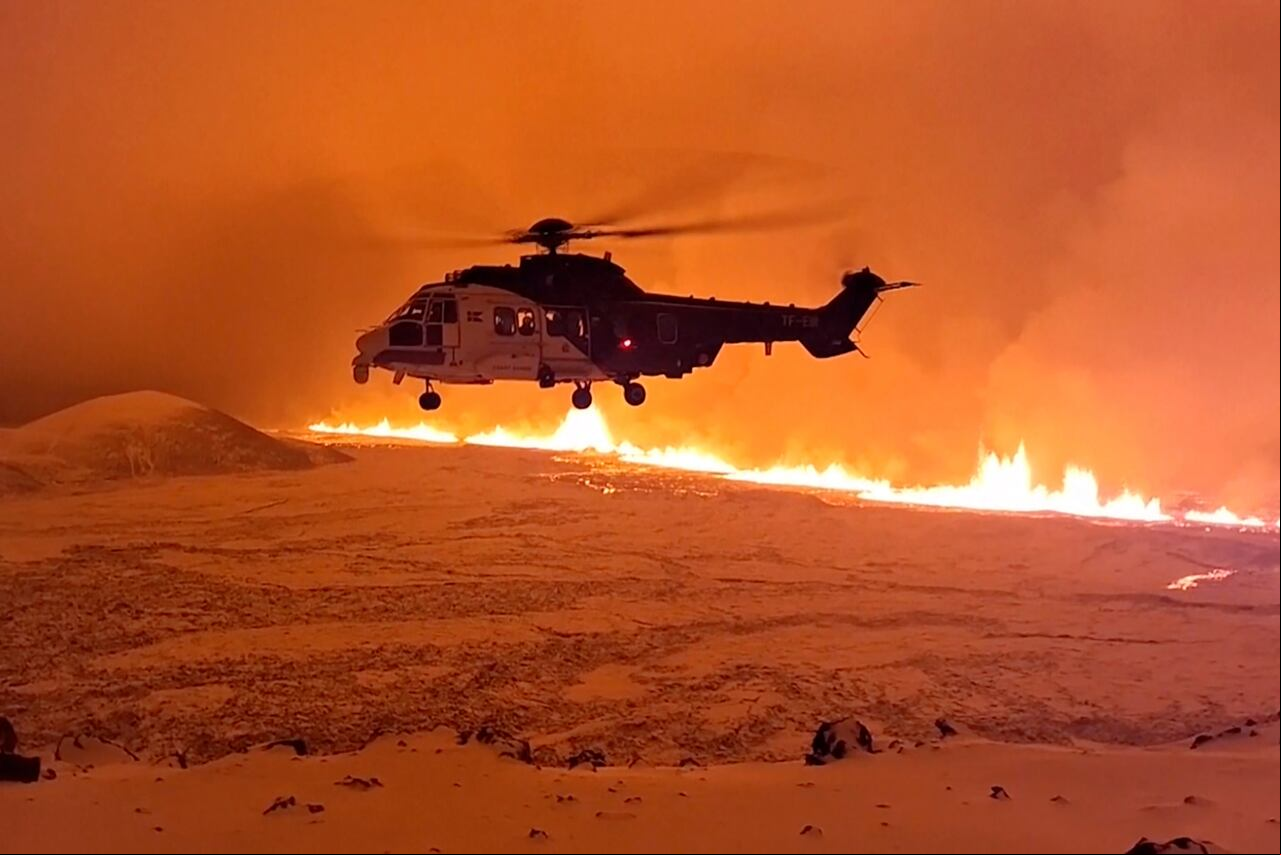 La Oficina Meteorológica de Islandia dijo en un comunicado emitido a primera hora del martes que las últimas mediciones muestran que “el magma se está moviendo hacia el suroeste y la erupción podría continuar en dirección a Grindavík”.