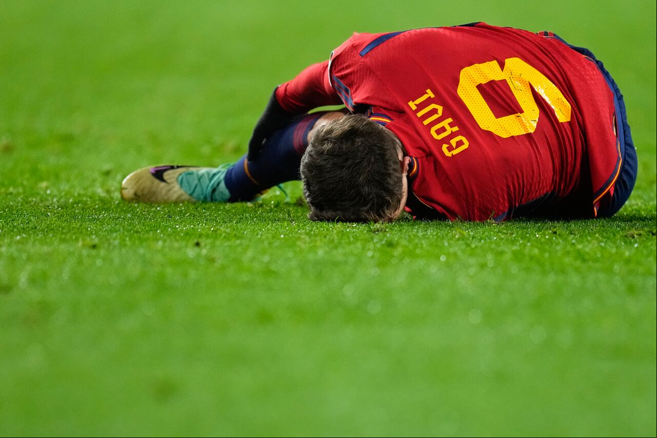 El español Gavi Páez reacciona después de lesionarse la pierna durante el partido de fútbol del grupo A de clasificación para la Eurocopa 2024 entre España y Georgia en el estadio José Zorrilla de Valladolid, España, el domingo 19 al 23 de noviembre de 2023. (Foto AP/Manu Fernández)