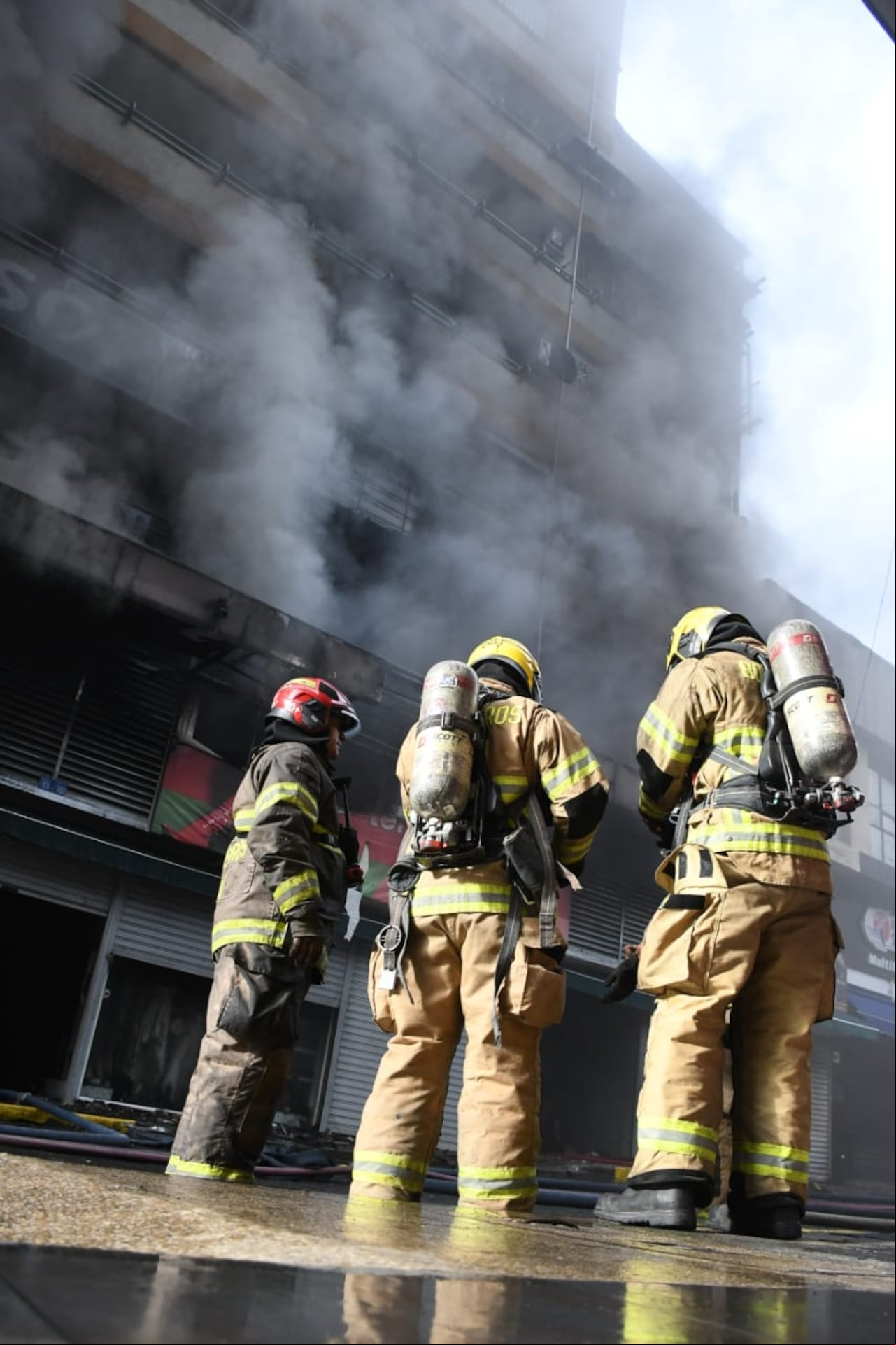 34 unidades del Cuerpo de Bomberos de Cali atendieron la emergencia.