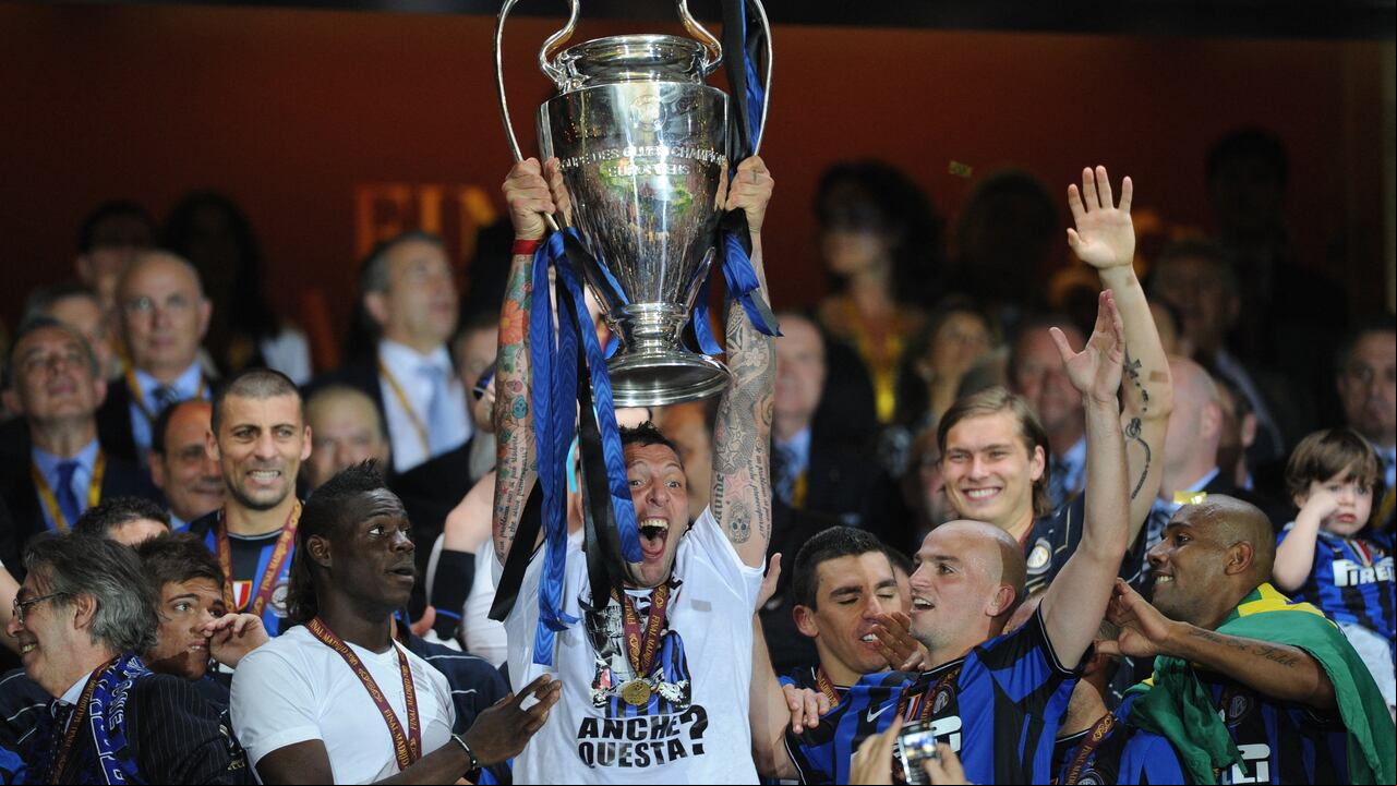 El exdefensa Marco Materazzi levanta el trofeo de camopeón de la Champions, título que oibtuvo con el Inter de Milán.