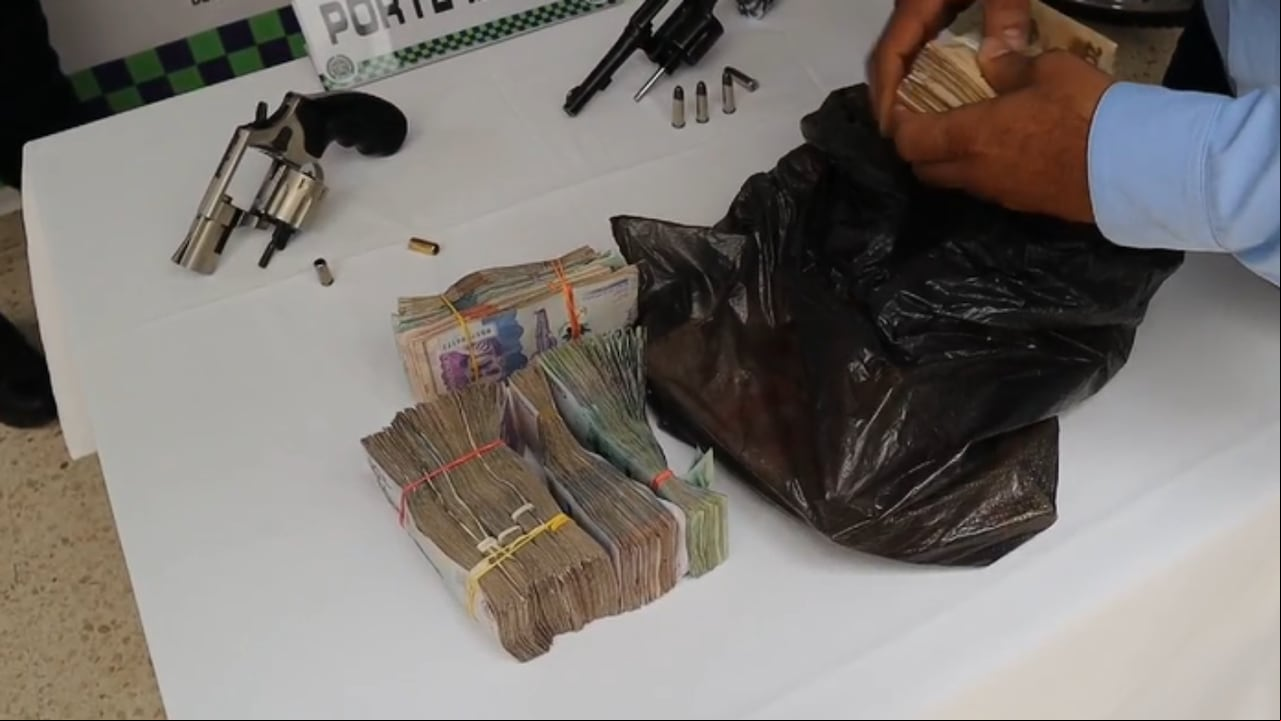 Los delincuentes le habían quitado a la víctima un bolso con una millonaria suma de dinero.