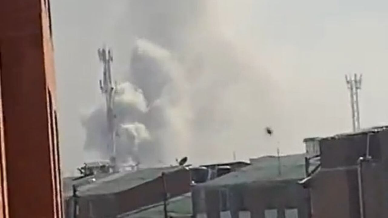 A esta hora el humo muestra la intensidad del incendio.