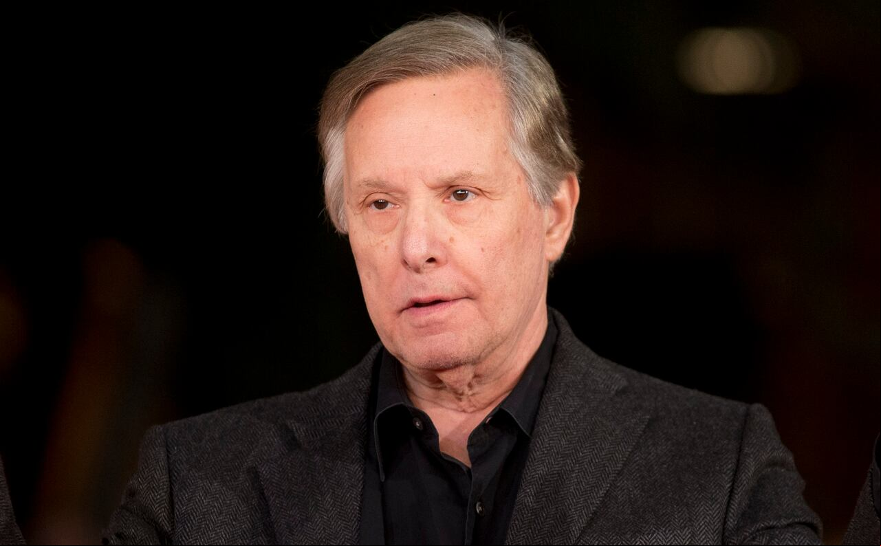 ARCHIVO - El director William Friedkin posa tras entrevistas de su película "Killer Joe" en Venecia, Italia, el 8 de septiembre de 2011. Friedkin, quien ganó el Oscar al mejor director por "The French Connection", murió el lunes 7 de agosto de 2023, en Los Ángeles, dijo su esposa Sherry Lansing y uno de sus representantes. (Foto AP/Joel Ryan, archivo)