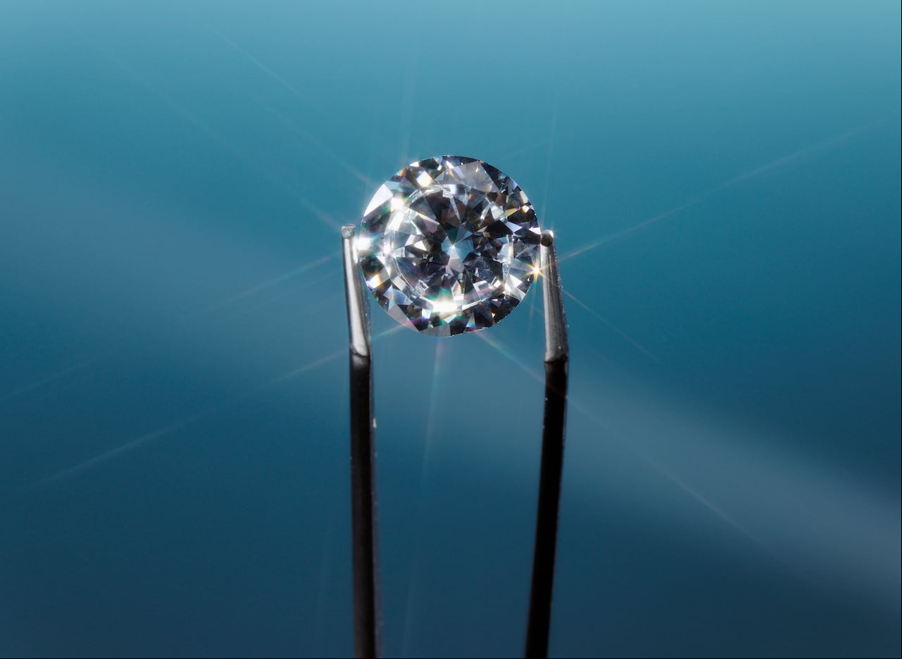 Se invita a convertirse en un experto en la autenticidad de los diamantes, explorando el poder de la lupa y cómo revela secretos ocultos.