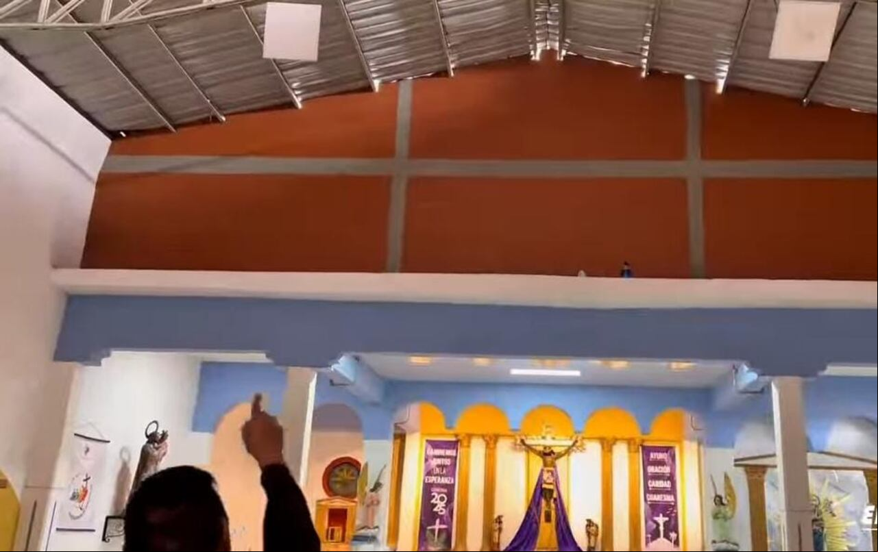 Robo parroquia de Cerrito. Facebook: El Mister Oficial. Ladrones entraron por el techo y robaron una iglesia en El Cerrito, en el Valle