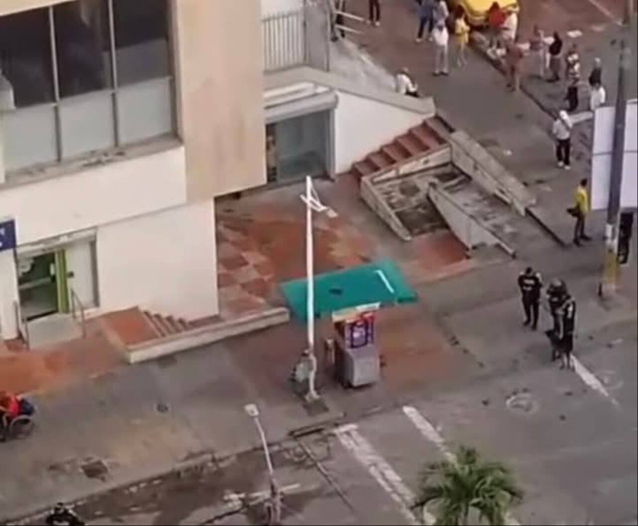 La Policía Metropolitana de Neiva confirmó la presencia de este artefacto explosivo de letalidad reducida en las afueras del Palacio de Justicia Rodrigo Lara Bonilla. Según el informe oficial, se trata de una granada de aturdimiento que fue abandonada en el lugar.