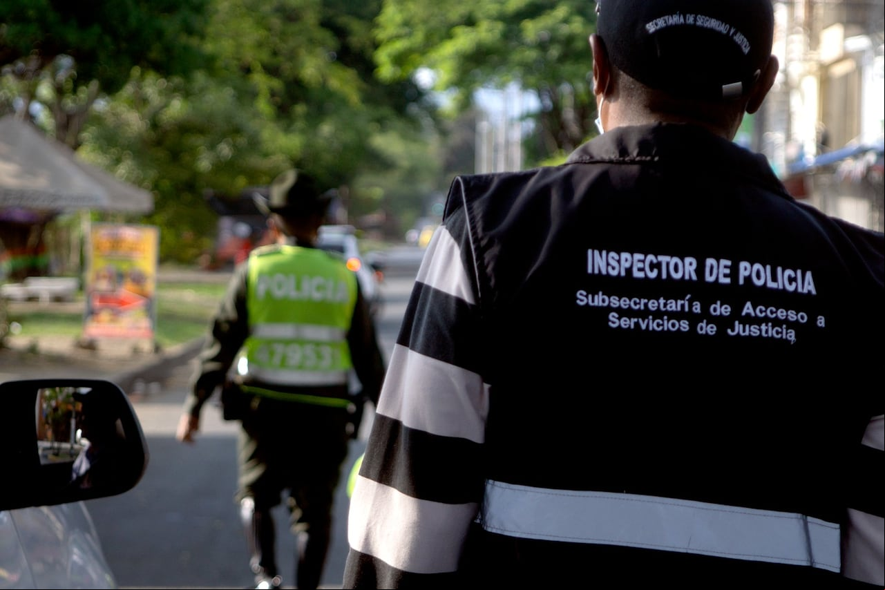 Cali cuenta con inspectores de Policía en cada uno de sus 15 corregimientos, quienes desempeñan las mismas funciones bajo la denominación de corregidores, garantizando la aplicación de la ley en las zonas rurales y fortaleciendo la presencia del Estado local en estas comunidades.