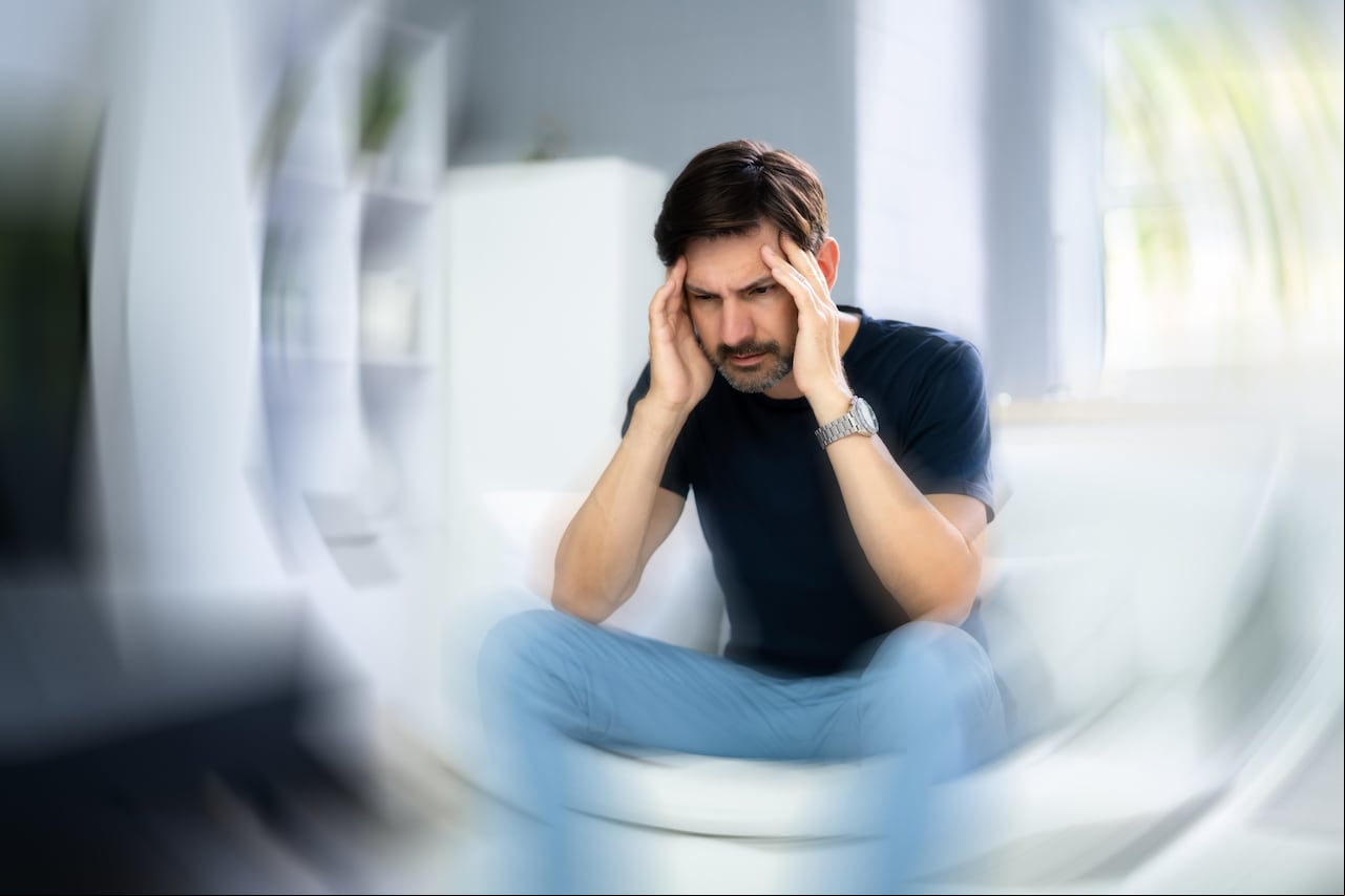 Los mareos, dolores de cabeza y pérdida del equilibrio puede ser un síntoma de colesterol alto.